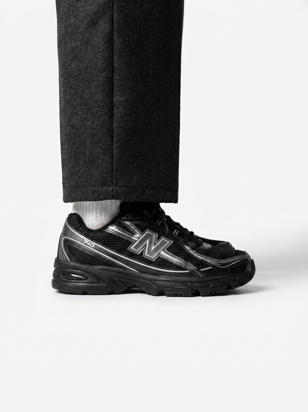 New Balance 740 - Black Silver
