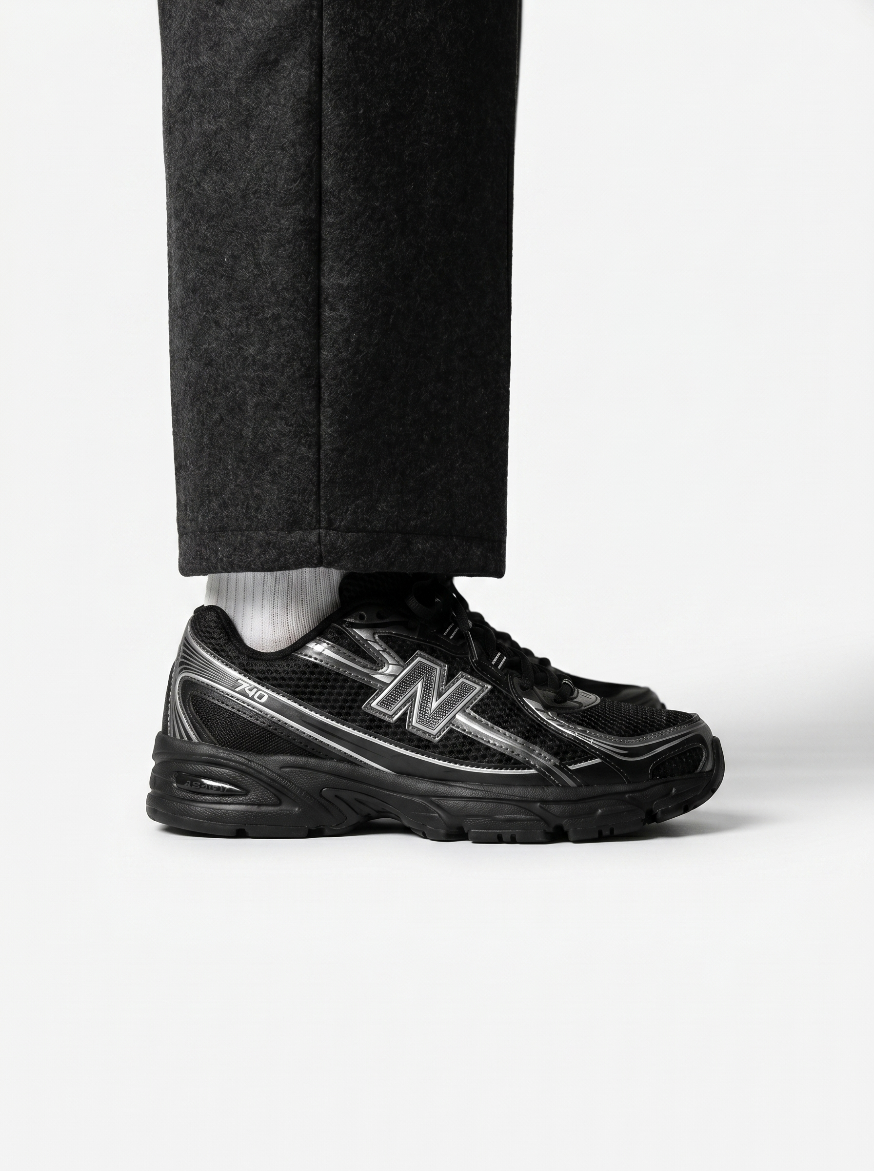 New Balance 740 - Black Silver