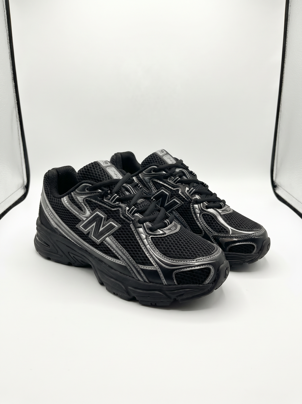 New Balance 740 - Black Silver
