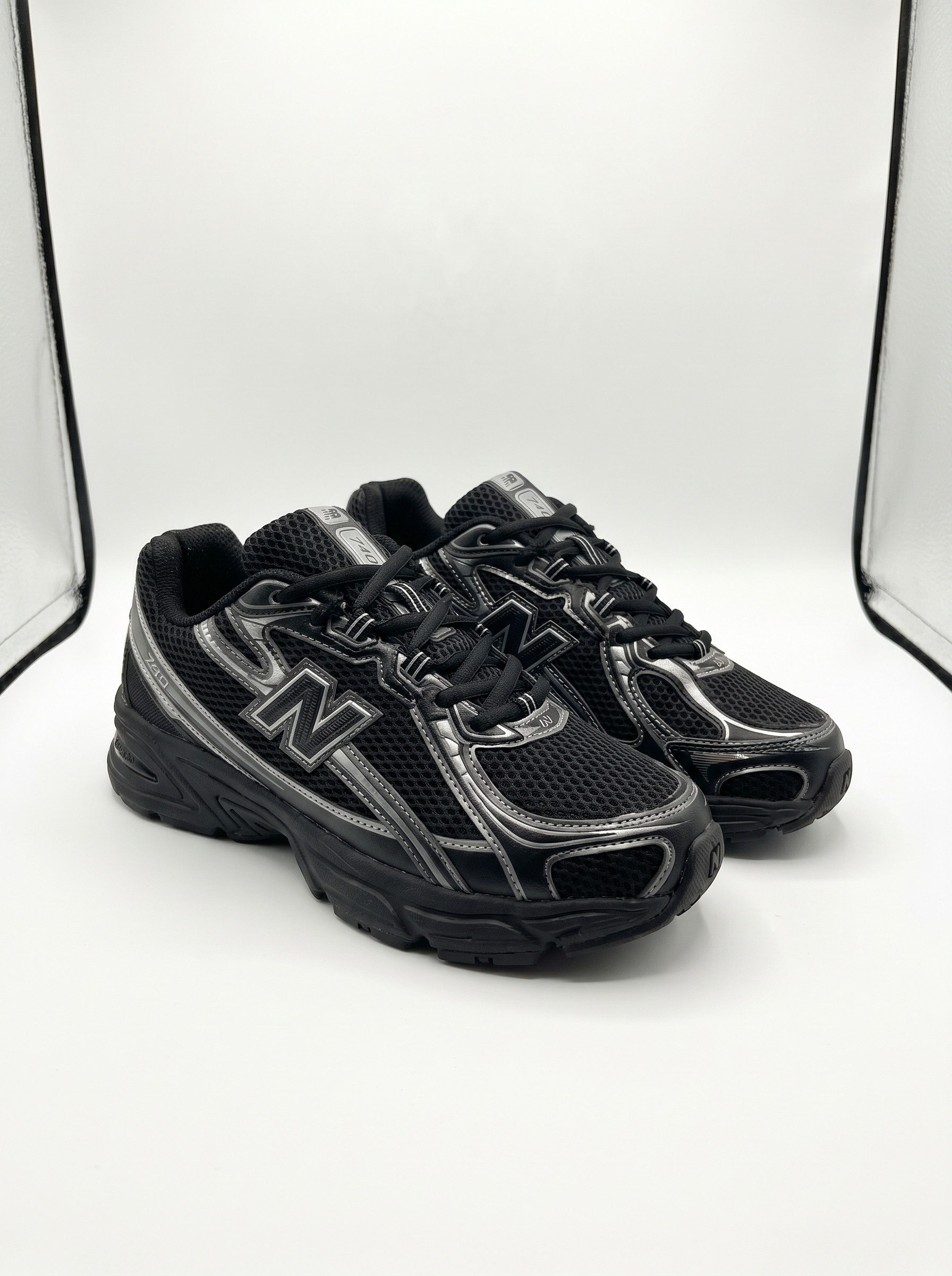 New Balance 740 - Black Silver
