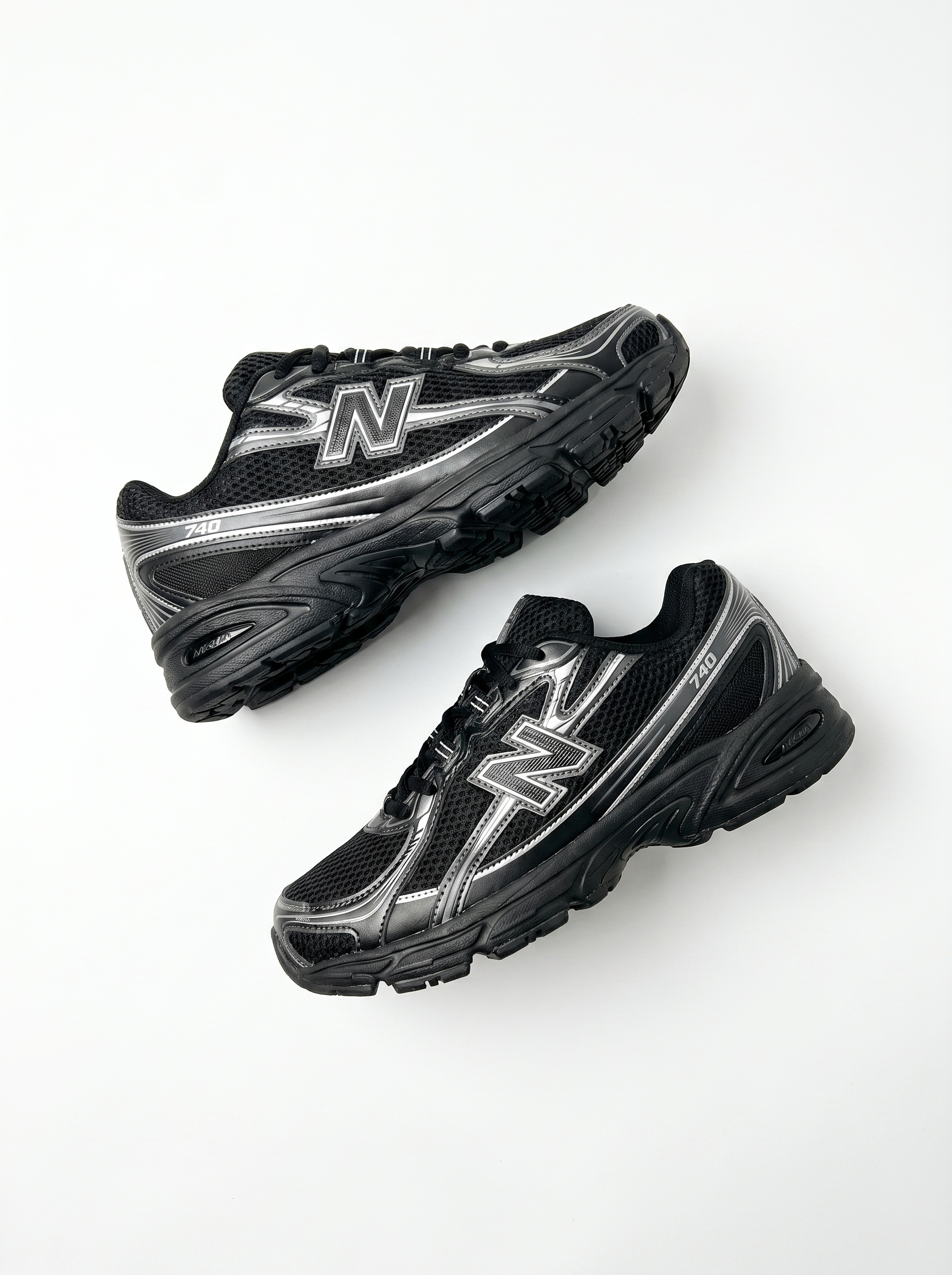 New Balance 740 - Black Silver
